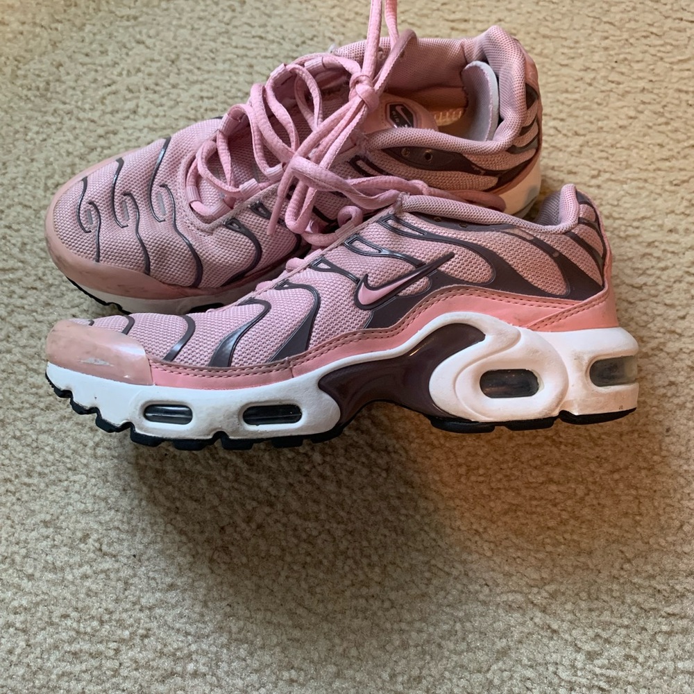 Nike Women’s Pink and Black Mesh Athletic Sneakers